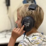 Kind beim Hörtetst beim Kinder Arzt