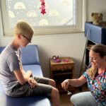 Kinderarzt Untersuchung Reflexe