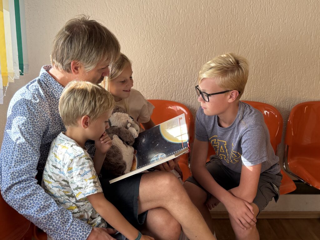 Familie im Wartebereich der Kinder Arzt Praxis