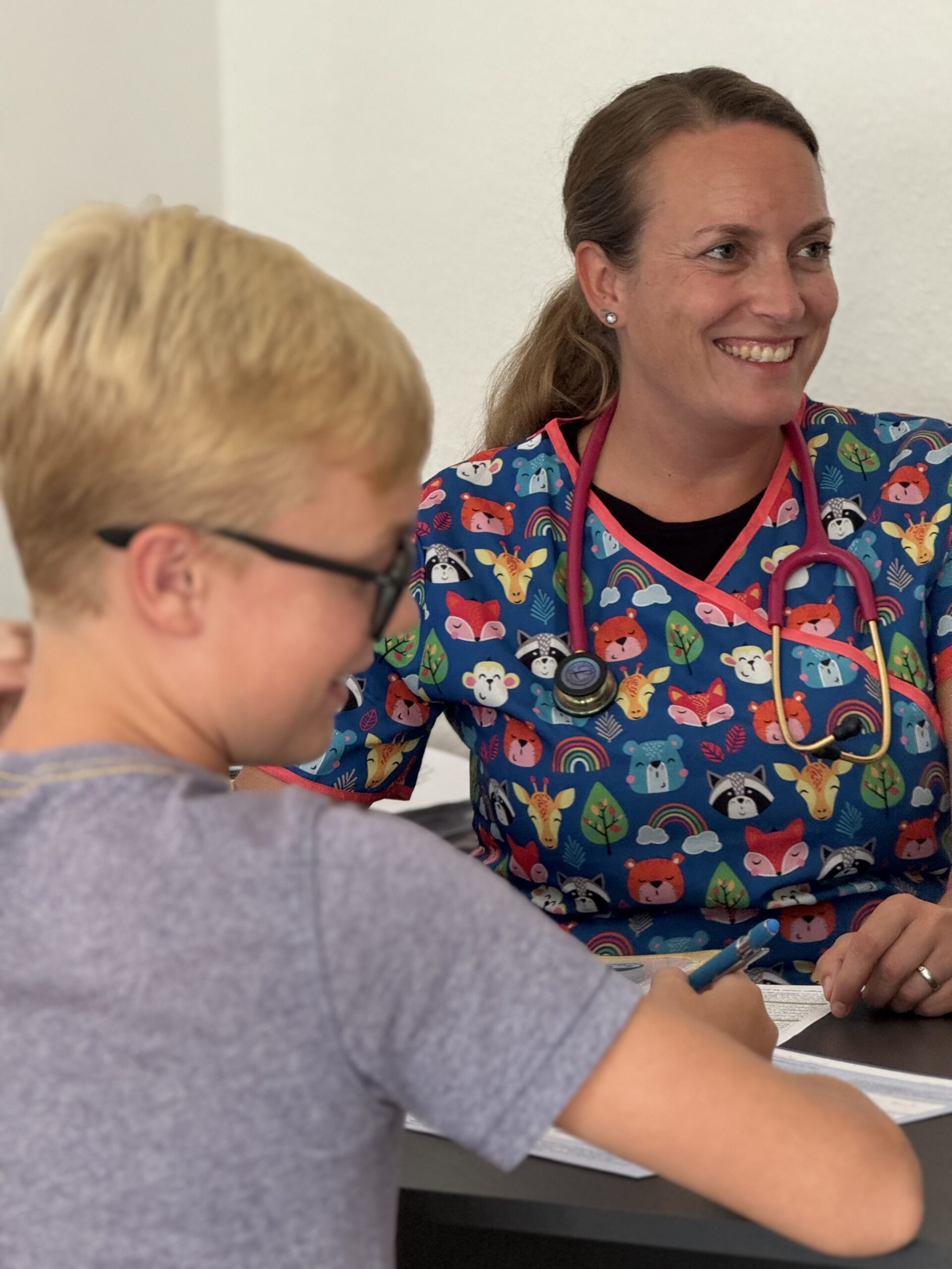 Arzt bei der Arbeit mit Kindern