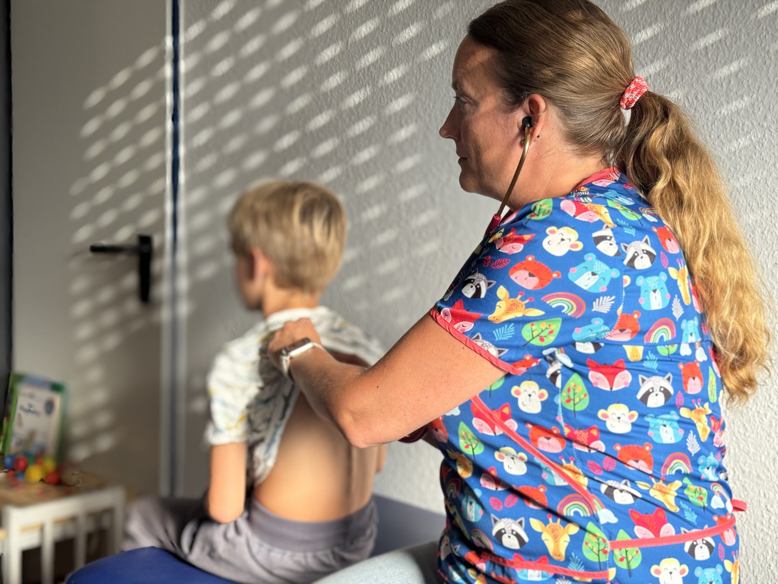 Arzt untersucht Kind