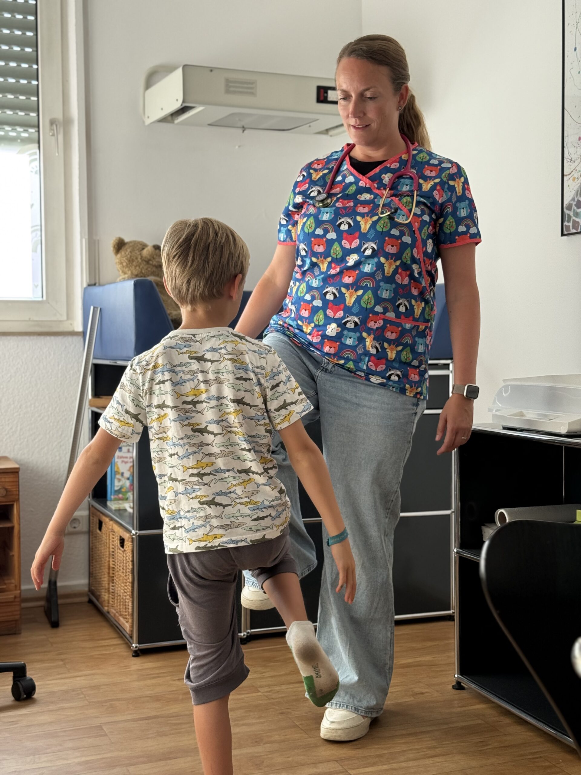 Arbeit mit Kinderpatienten zum Feststellen der Koordination